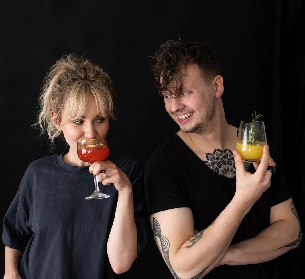 mergina ir vaikinas geria kokteilius