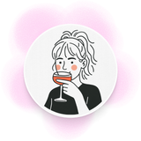 Mergina su kokteiliu rankoje.