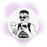 Vaikinas su telefonu rankose, šalia taurė pilna kokteilio.