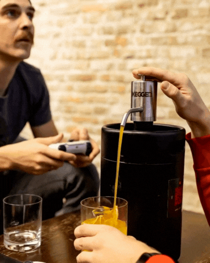 Automatizuota kokteilių statinė – draugai šventėje, mygtuko paspaudimu pilamas Pornstar Martini kokteilis.