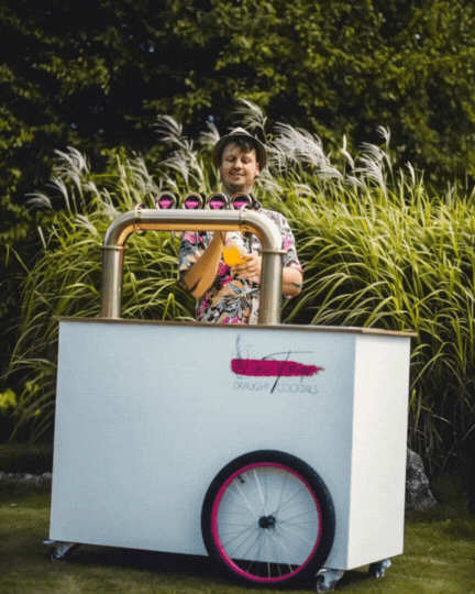 Inovatyvus mobilus kokteilių baras – automatizuotas karutis ir barmenas veiksme.